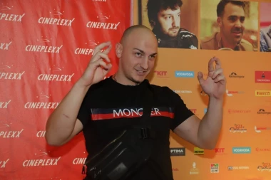 "UČI NAŠU DECU DA SKAČU PO AUTOBUSKIM STANICAMA": Desingerica na meti oštrih OSUDA - reper predstavlja loš uticaj za mlađe generacije?!