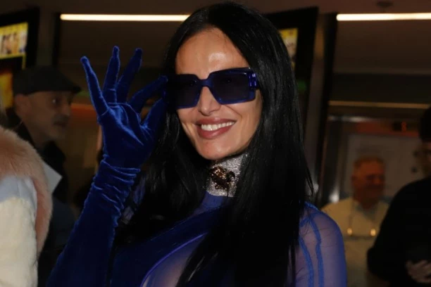 NAŠOJ PEVAČICI ISPALO MEĐUNOŽJE: Snimala se u kratkoj haljinici, pa pokazala previše! (GALERIJA)