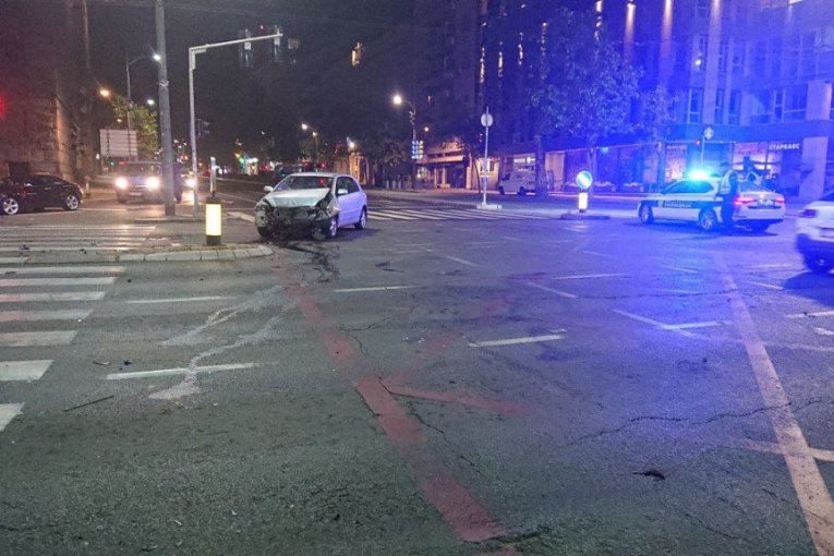 Udes ispred skupštine