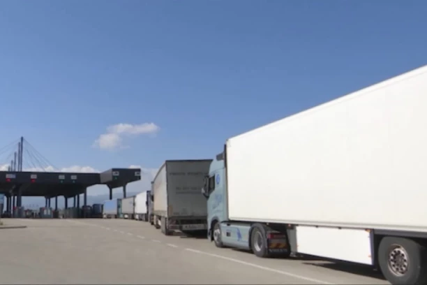 BLOKIRANA JOŠ DVA GRANIČNA PRELAZA! Oglasili se prevoznici: Kolone kilometarske!