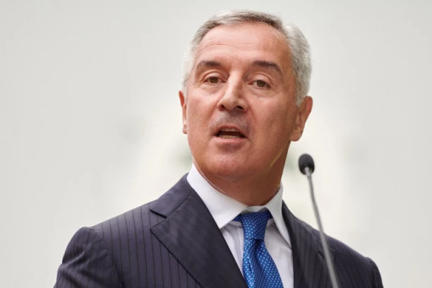 KOLIKO KOŠTA BIVŠI PREDSEDNIK CRNE GORE? Epska scena Milove propasti na buvljaku u Nikšiću, dan posle fijaska DPS-a Đukanovića