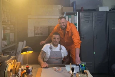 Darko Lazić opet šokira: Pogledajte kako pevač izgleda u radnom odelu, i kolegu ubacio u biznis (FOTO)