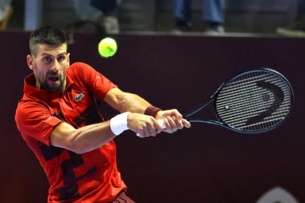 NOVAK NA TRENINGU OTKRIO VELIKU TAJNU: Udario lopticu pa izgovorio moćne reči (VIDEO)