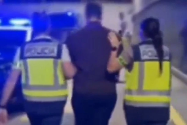 SNIMAK HAPŠENJA DŽONIJA SA VRAČARA! Španska policija objavila video: Nikolu sa lisicama na rukama vodi nekoliko ljudi! (VIDEO)