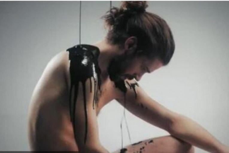 Vukašin Marković nag u spotu