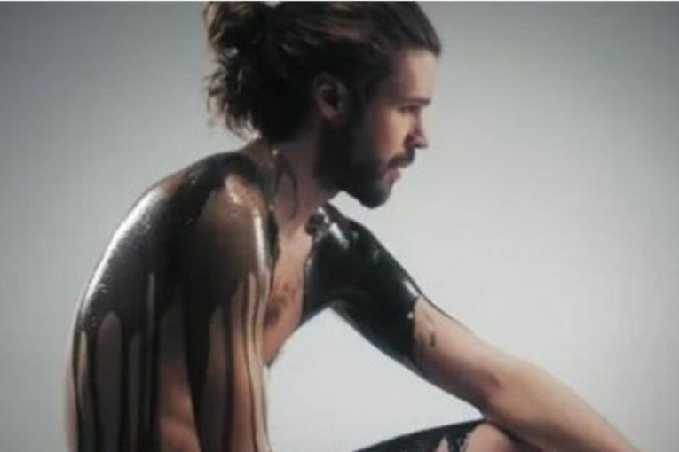 Vukašin Marković nag u spotu