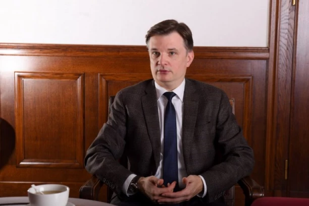 "MI SMO 'REŽIRALI' DA LAZOVIĆ I JERINIĆ ZAPOČNU HOAS, DA MARINIKA POLIVA POSLANIKE, DA ALEKSIĆ ČUPA MIKROFONE": Jovanov raskrinkao opoziciju u par rečenica (VIDEO)