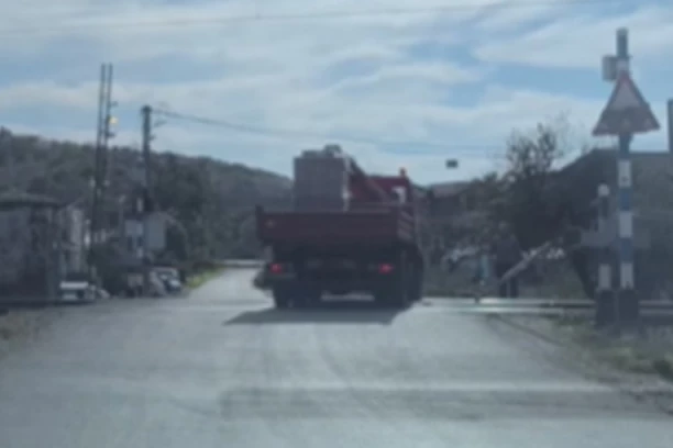 JEZIV SNIMAK! Kamiondžija u punoj brzini ruši rampu u Rakovici, teško mu da sačeka prolazak voza! (VIDEO)