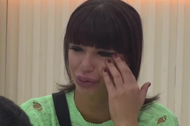 OD SNIMKA DISKVALIFIKOVANE MILJANE KULIĆ ĆE VAM SE OKRENUTI ŽELUDAC: Lično pokazivala svoje INTIMNE ODNOSE u lajvu, hitno se uključio i Zola!