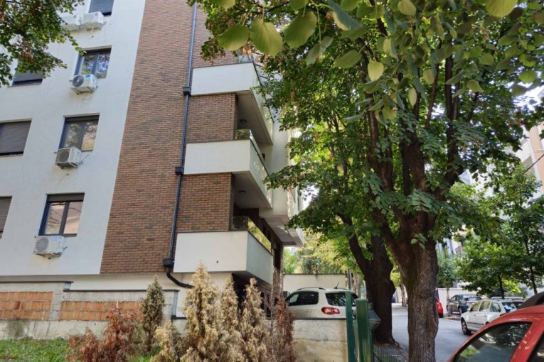 Ovo je zgrada u kojoj Sergej Trifunović živi sa suprugom Isidorom Mijanović