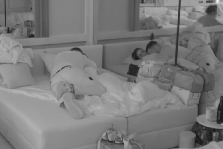 Gastoz ljubi Anđelu Đuričić dok spava Elita 8 Zadruga