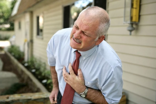 2 RANA SIMPTOMA SRČANOG UDARA NA KOJE NIKO NE OBRAĆA PAŽNJU: Netipični znakovi upozorenja češće se javljaju kod žena nego kod muškaraca!