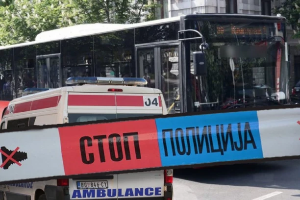 DEDA PRETUČEN DOK JE ČEKAO AUTOBUS! Izleteli iz automobila, pa počeli da ga biju motkama!
