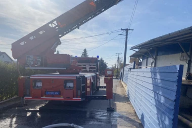 IZGORELA HALA POVRŠINE 1.000 METARA KVADRATNIH, VATROGASCI JOŠ NA TERENU! Oglasio se Dačić povodom ogromnog požara u mlekari u Kragujevcu! (FOTO)