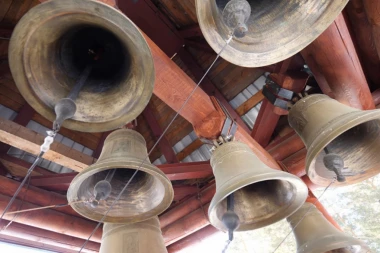 DANAS JE JEDINI DAN U GODINI KADA SE NE OGLAŠAVAJU CRKVENA ZVONA! Ako čujete ovaj zvuk, to je znak za početak bogosluženja!