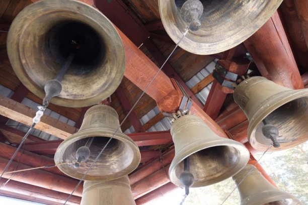 DANAS JE JEDINI DAN U GODINI KADA SE NE OGLAŠAVAJU CRKVENA ZVONA! Ako čujete ovaj zvuk, to je znak za početak bogosluženja!