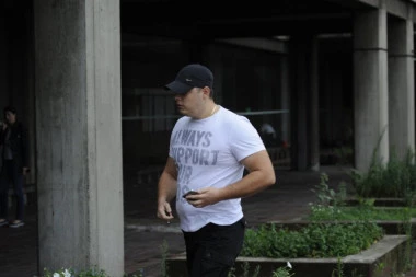 OVO NIJE BELIVUK, OVAJ LIČI NA VAMPIRA! Konsiljere vođu klana opisuje kao lepotana!