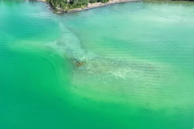 OPREZ! POJAVILO SE ZELENO JEZERO OPASNO PO ŽIVOT: Voda je neupotrebljiva, a ispušta TOKSINE KOBNE ZA LJUDE (FOTO/VIDEO)