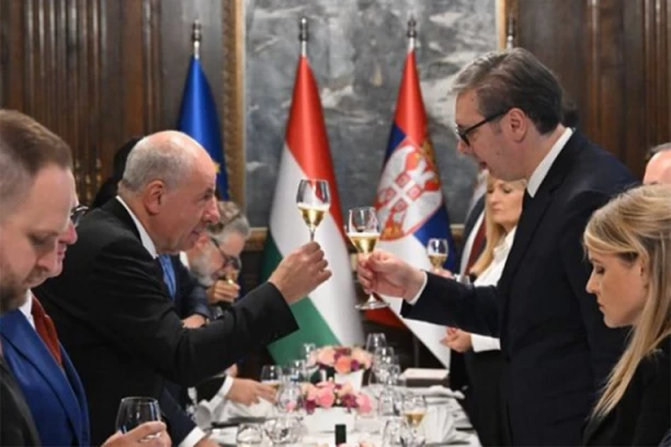 PREDESEDNIK SRBIJE STIGAO U BUDIMPEŠTU! Predsednik Mađarske uručiće Vučiću Veliki krst Ordena za zasluge sa ogrlicom i zlatnom zvezdom!