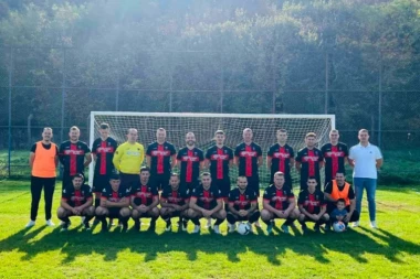 KOMŠIJSKI DERBI PRED PREPUNIM STADIONOM: Oko 300 navijača je ispratilo duel u Opštinskoj ligi!