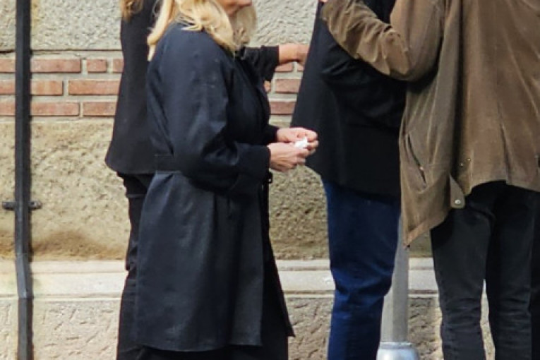 Dragana stigla na sahranu supruga Dragoslava