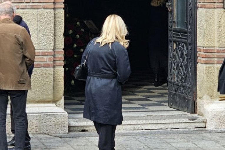 Dragana stigla na sahranu supruga Dragoslava