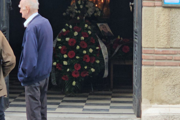 Dragana stigla na sahranu supruga Dragoslava