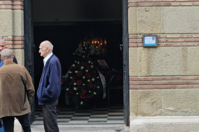 Dragana stigla na sahranu supruga Dragoslava