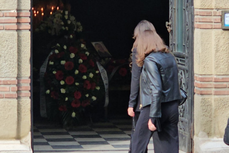 Anita stigla na očevu sahranu