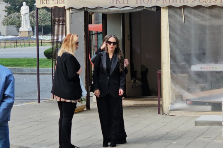 Anita stigla na očevu sahranu