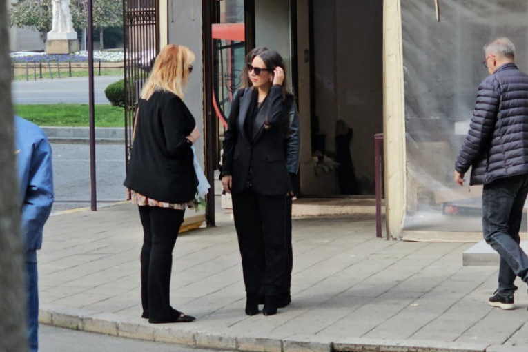 Anita stigla na očevu sahranu