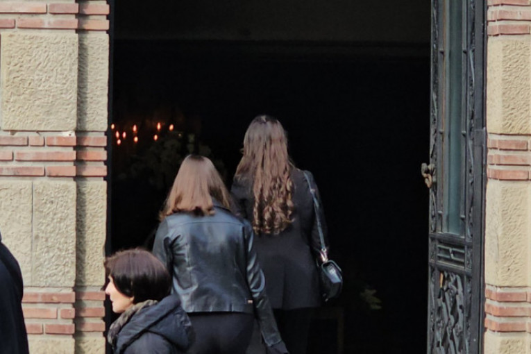 Anita stigla na očevu sahranu