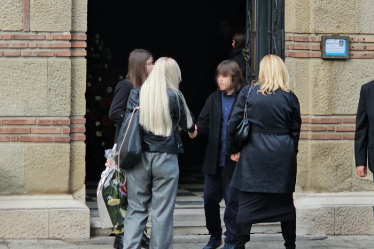 Iskra i Lazar primaju saučešća sa majkom Draganom