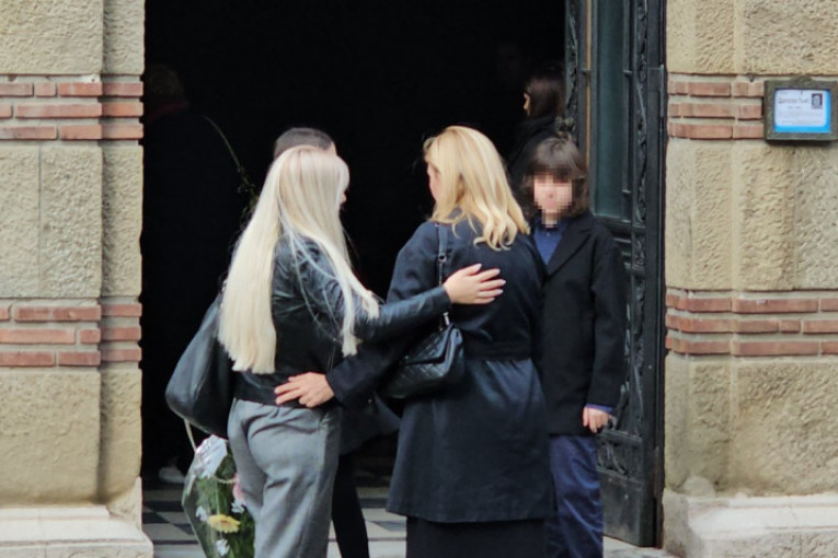 Iskra i Lazar primaju saučešća sa majkom Draganom