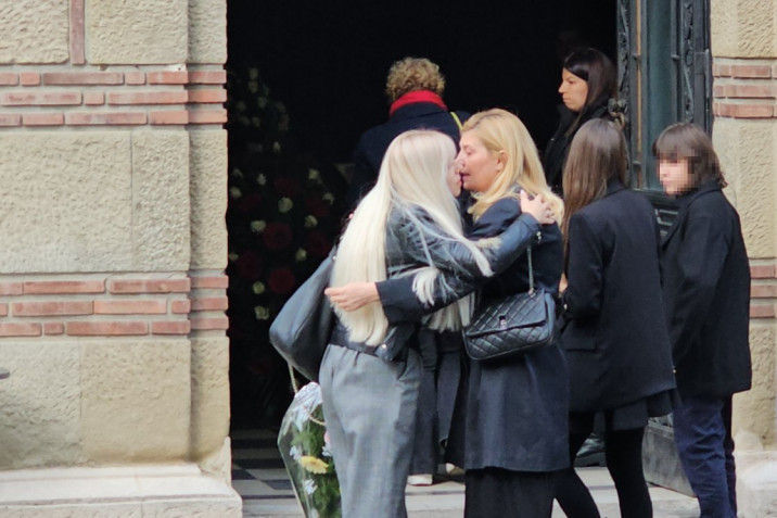 Iskra i Lazar primaju saučešća sa majkom Draganom