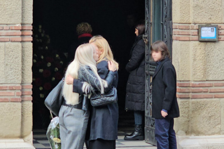 Iskra i Lazar primaju saučešća sa majkom Draganom