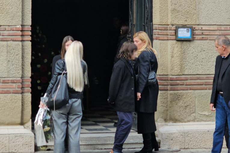 Iskra i Lazar primaju saučešća sa majkom Draganom