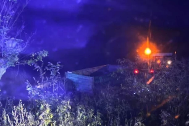 AUTOMOBIL UDARIO U TRAKTORSKU PRIKOLICU! Prvi snimci nesreće kod Slankamena!