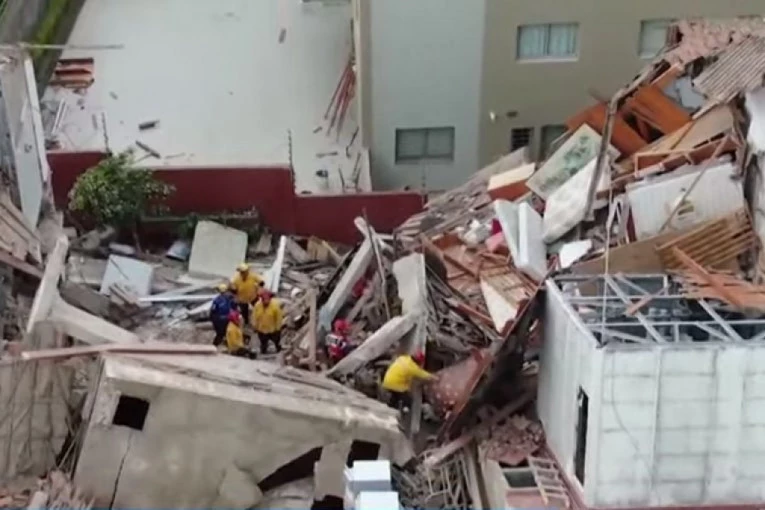 TELA PETORO LJUDI POD RUŠEVINAMA JOŠ UVEK NISU PRONAĐENA: Kamere snimile trenutak pogibije Marije Stefanić kada je hotel Dubrovnik sravnjen sa zemljom (VIDEO)