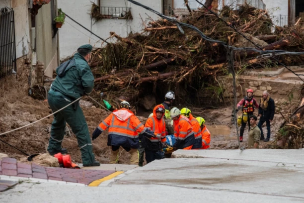 KATAKLIZMA! POPLAVE ODNELE 13 ŽIVOTA! Veliki grad pod vodom, niko ne sme da izađe na ulicu (VIDEO)