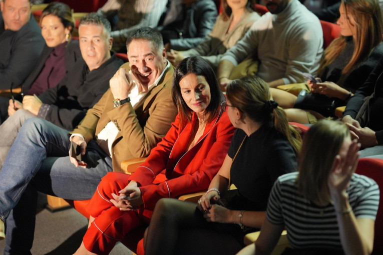 Predstava "Sedam sati sunčeve svetlosti"