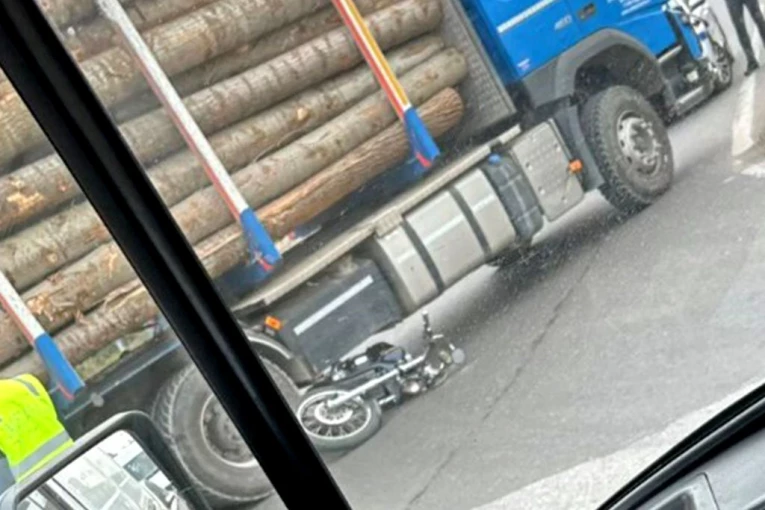 MOTOR PODLETEO POD KAMION KOD VELIKE PLANE! Motociklista u teškom stanju hitno prevezen u bolnicu (FOTO)
