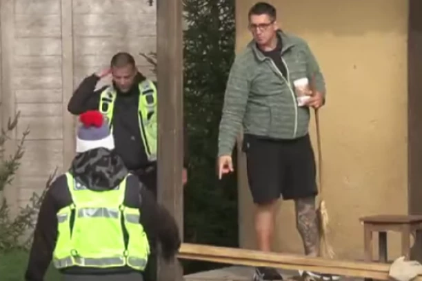 OBEZBEĐENJE OPKOLILO IMANJE, POMAHNITALI UKUĆANI NAPRAVILI LOM! Proka će morati hitno da dojuri i reaguje!