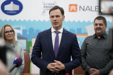 POTPISANI UGOVORI SA DOBITNICIMA STANOVA U IGRI "UZMI RAČUN I POBEDI"! Poslato 180 miliona računa! (FOTO)