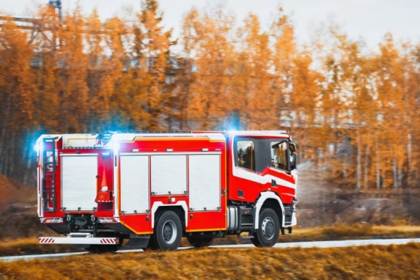 OŠTEĆENA DVA VATROGASNA VOZILA TOKOM GAŠENJA POŽARA! Vatra izmakla kontroli i proširila se!
