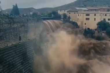 NAREĐENA HITNA EVAKUACIJA: Ispuštena voda iz brane u komšiluku, pola zemlje u opasnosti!