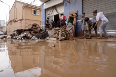 RAJSKO LETOVALIŠTE U EVROPI POD VODOM! Srpski turisti u šoku, sve je poplavljeno, KOPNO SE I NE VIDI! Potpuna katastrofa (VIDEO)