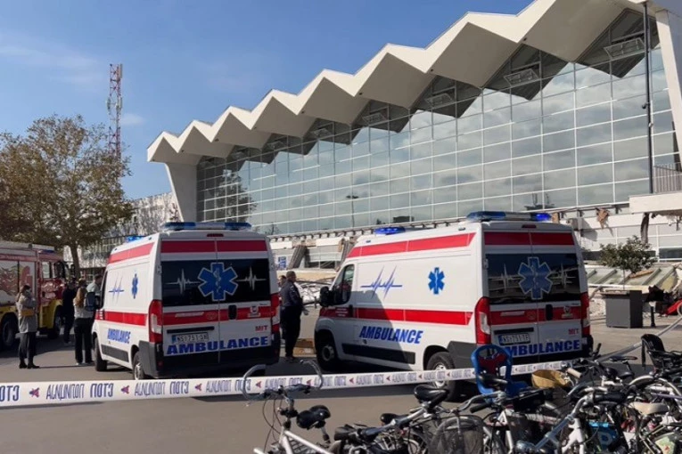 POVREĐENA I DECA I ODRASLI? Novi detalji haosa u Novom Sadu: Konstrukcija stanice odjednom pala na ljude! (FOTO, VIDEO)