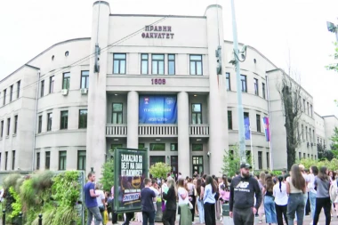 SRAMOTNO! U SRBIJI PODRŽAVA BLOKADERE FOTELJAŠE, A U INOSTRANSTVU UČESTVUJE NA SKUPU KOJI SLAVI HRVATSKE KRALJEVE: Profesor Pravnog fakulteta ponizio Srbiju