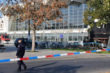 UŽAS KOD ŽELEZNIČKE STANICE NOVI SAD! Devojka skočila sa zgrade i pala na dostavljača koji je POKUŠAVAO DA JOJ POMOGNE!